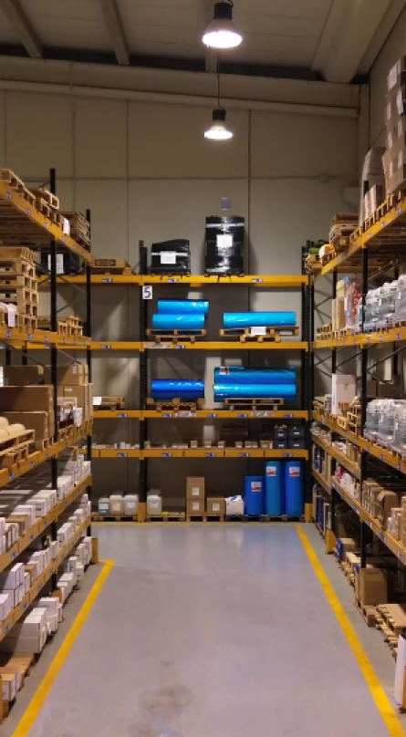 Almacén logístico de Sugraf con productos gráficos listos para entrega